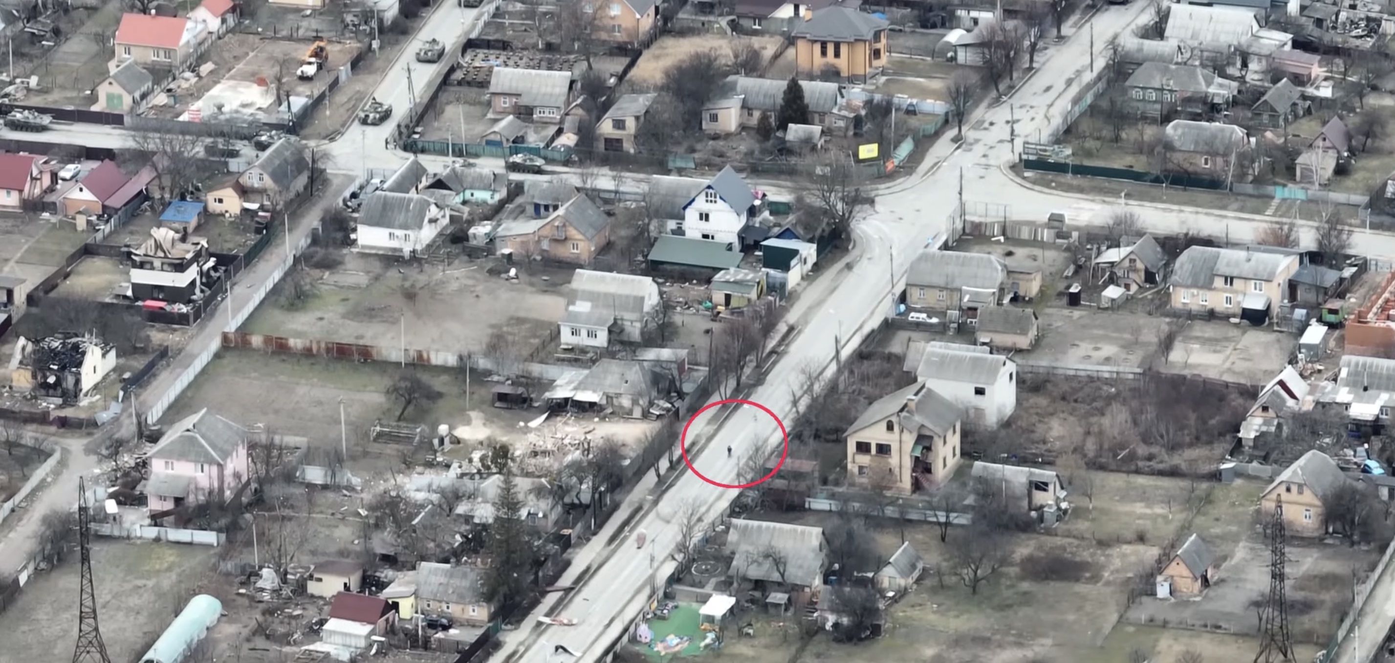 Российские оккупанты стреляют в сторону мирного человека: появилось еще шокирующее видео из Бучи Российские оккупанты стреляют в сторону мирного человека: появилось еще шокирующее видео из Бучи