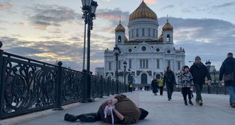 У Москві нагадали про жертв Бучі: активіст лежав зі зв'язаними руками