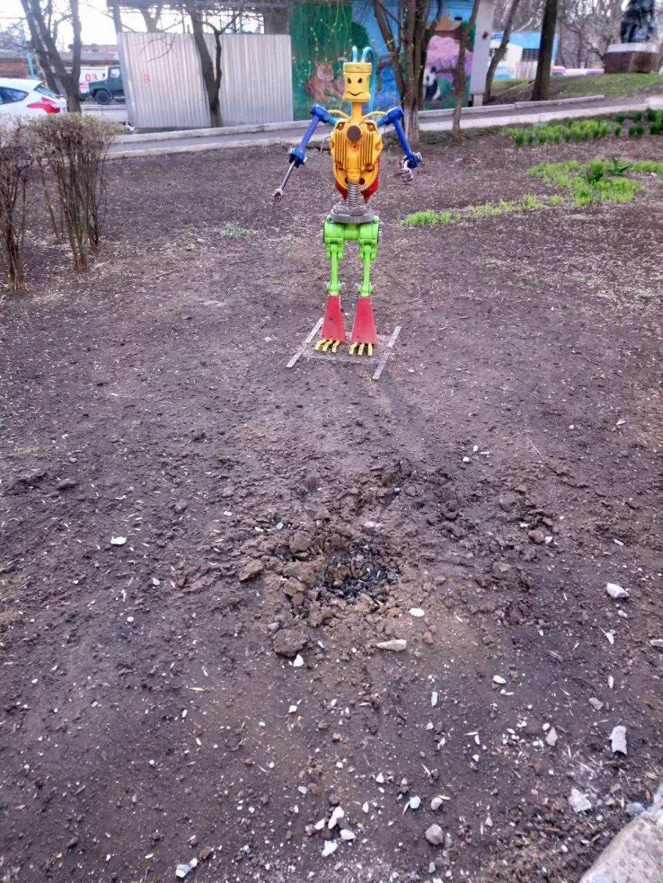 Наслідки обстрілу дитячого майданчика біля лікарні / Фото Віталія Кіма Наслідки обстрілу дитячого майданчика біля лікарні / Фото Віталія Кіма