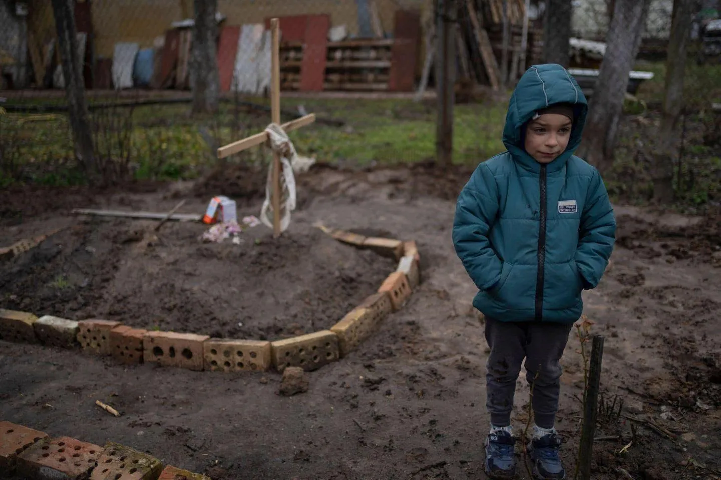 6-летний мальчик на могиле мамы, похороненной во дворе дома: страшное фото  из Киевщины - 24 Канал