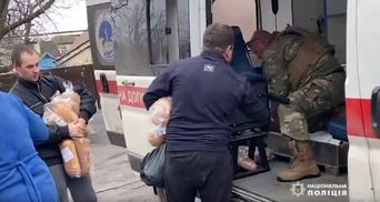 Поліцейські під обстрілом евакуювали поранених цивільних мешканців із Мар'їнки