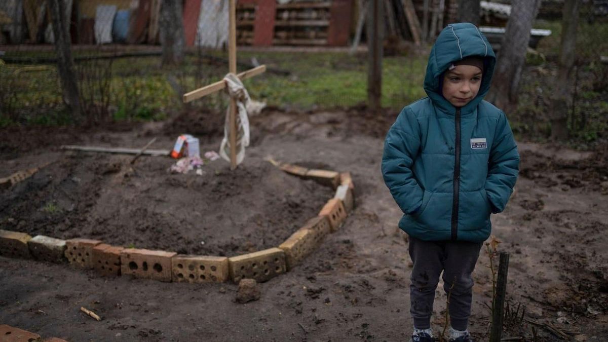 6-летний мальчик на могиле мамы, похороненной во дворе дома: страшное фото  из Киевщины - 24 Канал