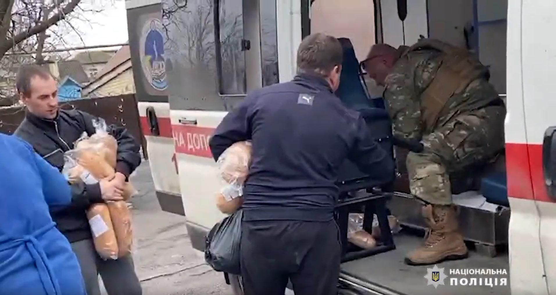 Полицейские под обстрелом эвакуировали раненых гражданских жителей из Марьинки Полицейские под обстрелом эвакуировали раненых гражданских жителей из Марьинки