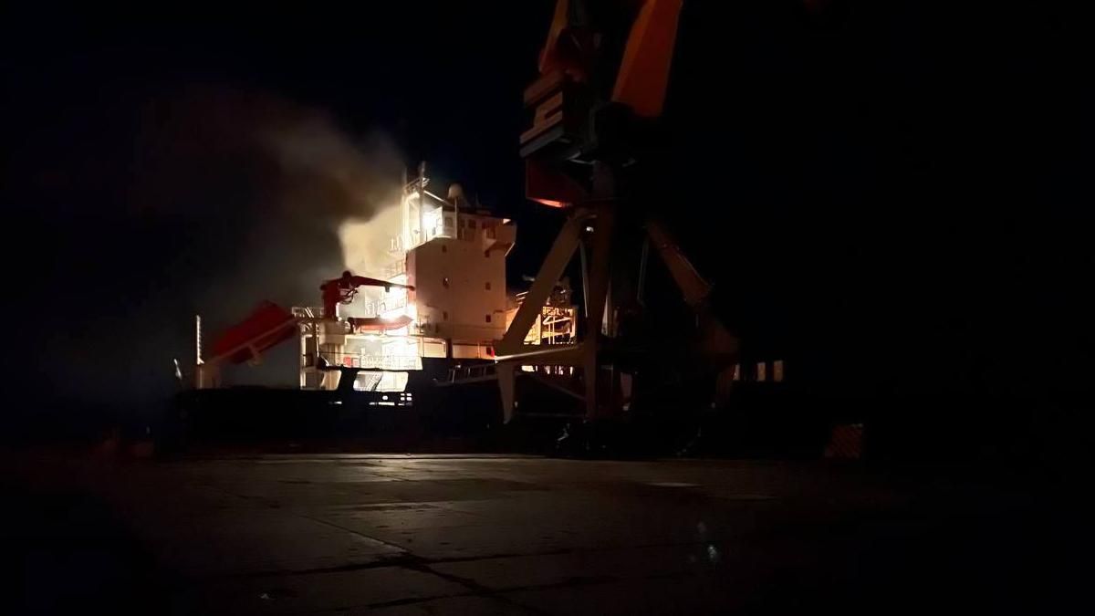 Окупанти обстріляли порт в Маріуполі: підбили іноземне судно - 24 Канал Окупанти обстріляли порт в Маріуполі: підбили іноземне судно - 24 Канал