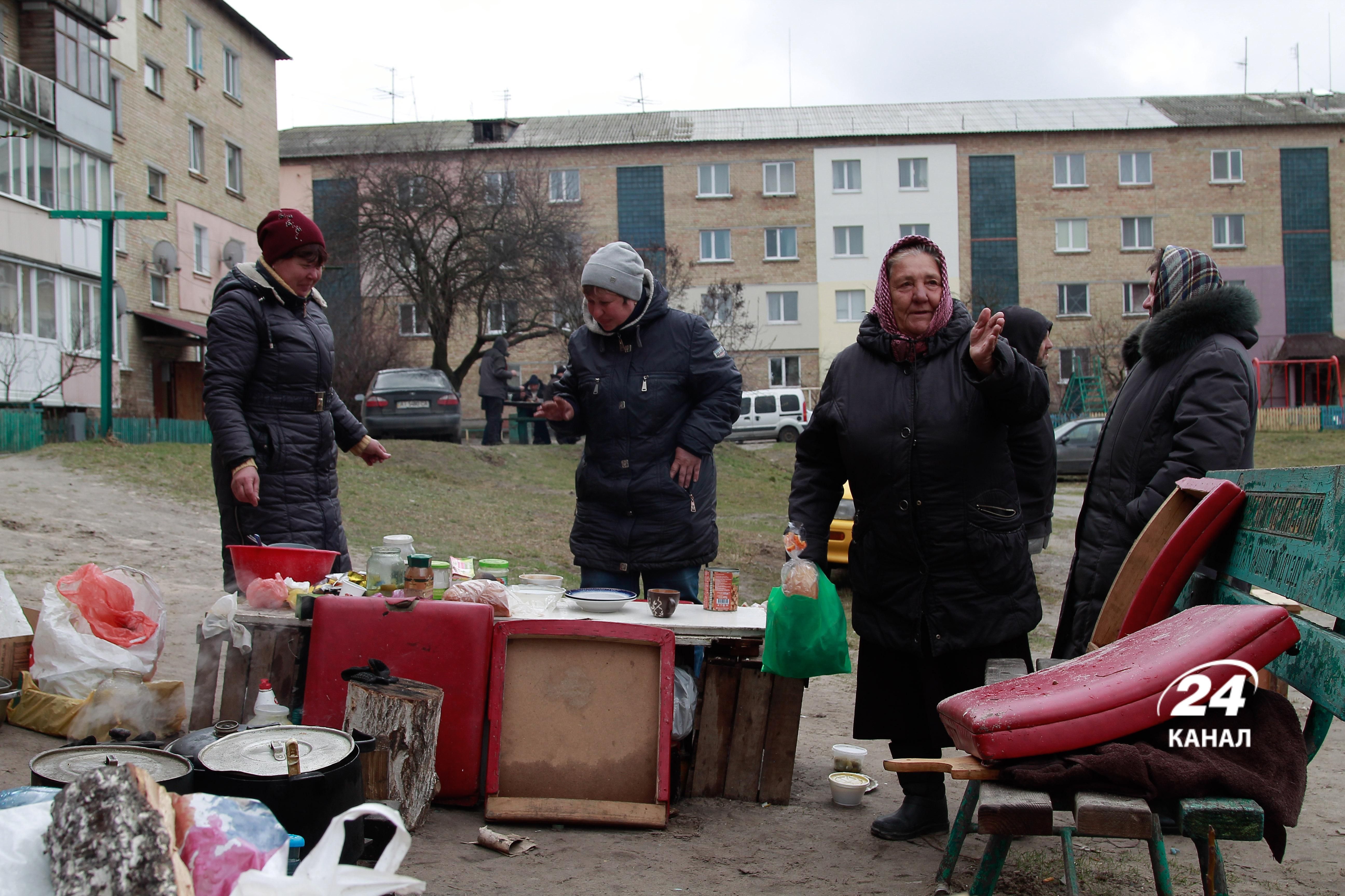 Люди розпалюють багаття біля домівок: болючий репортаж з Київщини після втечі росіян - 24 Канал