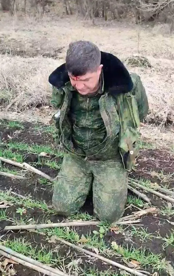 Російському пілоту, який бомбив Конотоп Куп’янськ, Ізюм і Волноваху, оголосили підозру Російському пілоту, який бомбив Конотоп Куп’янськ, Ізюм і Волноваху, оголосили підозру