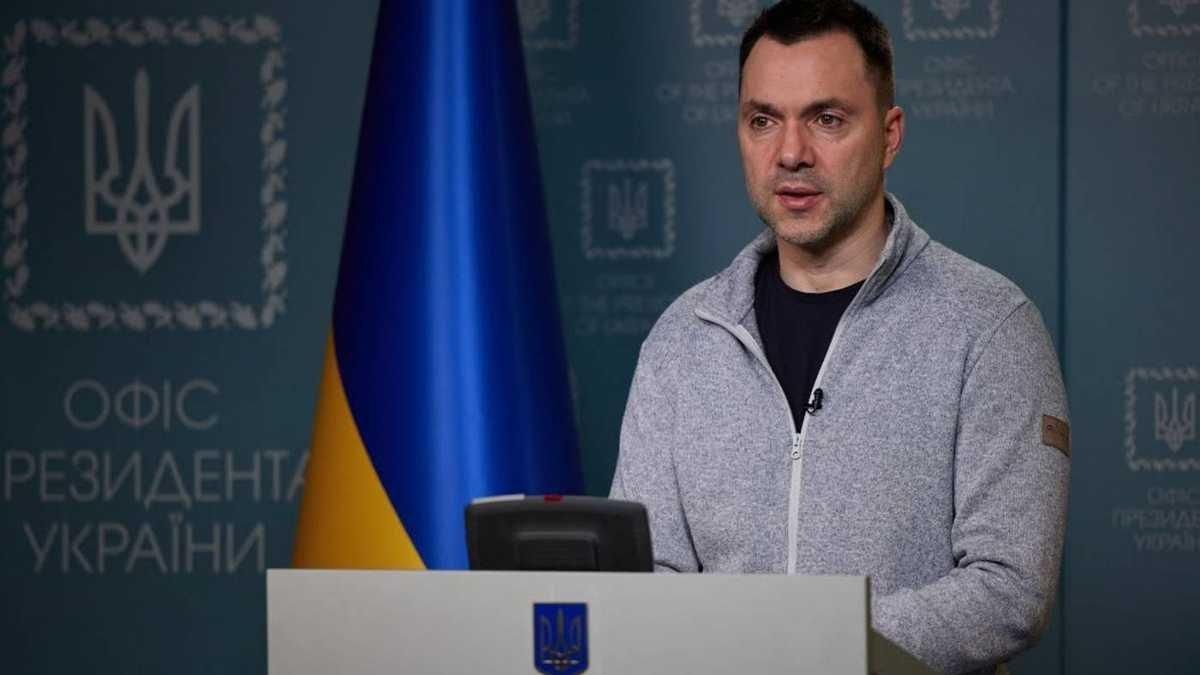 В Ізюмі "збірна солянка" з росіян, яку неможливо нормально пустити в атаку, – Арестович - 24 Канал В Ізюмі "збірна солянка" з росіян, яку неможливо нормально пустити в атаку, – Арестович - 24 Канал