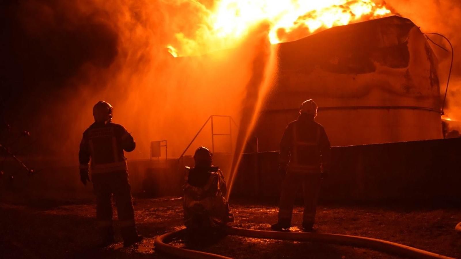 Ворог з повітря атакував Дніпропетровщину: зруйнована нафтобаза - 24 Канал Ворог з повітря атакував Дніпропетровщину: зруйнована нафтобаза - 24 Канал