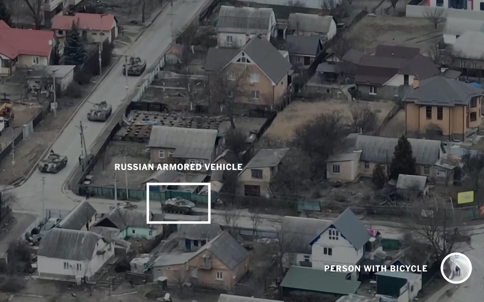 У NYT оприлюднили відео вбивства велосипедиста у Бучі – доказ злочину росіян - 24 Канал У NYT оприлюднили відео вбивства велосипедиста у Бучі – доказ злочину росіян - 24 Канал