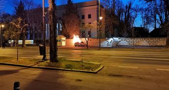 В забор посольства России в Бухаресте врезался автомобиль: вспыхнул пожар