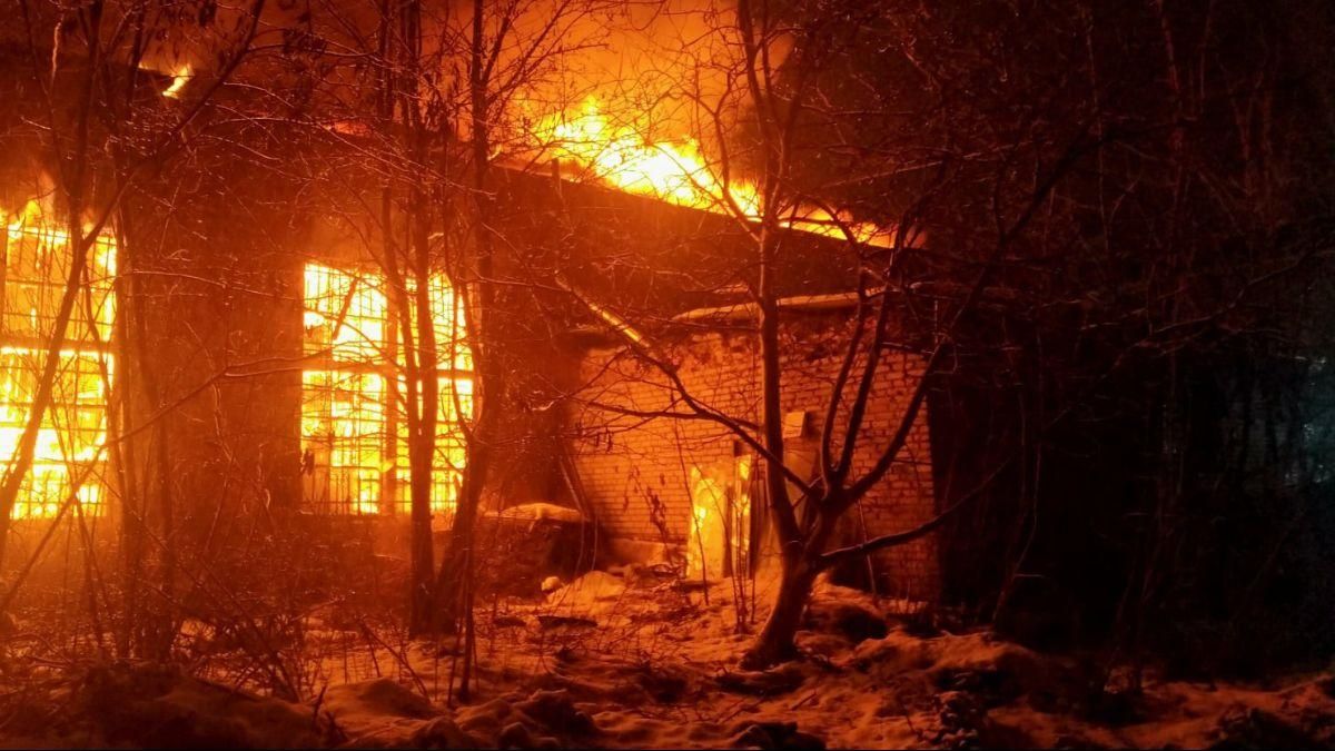 Пожежу на заводі на Дніпропетровщині після російських обстрілів загасили - 24 Канал Пожежу на заводі на Дніпропетровщині після російських обстрілів загасили - 24 Канал