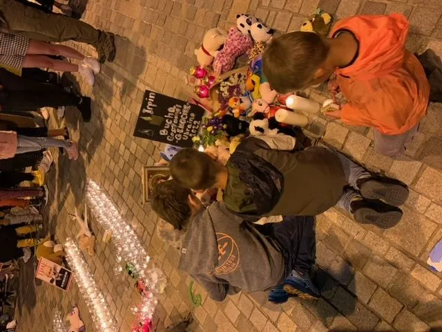 Люди облаштували меморіал жертв звірств у Бучі 