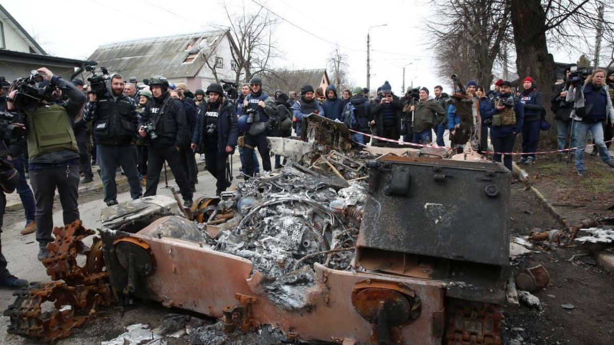 Улицы Бучи очищают от взрывчаток и мин