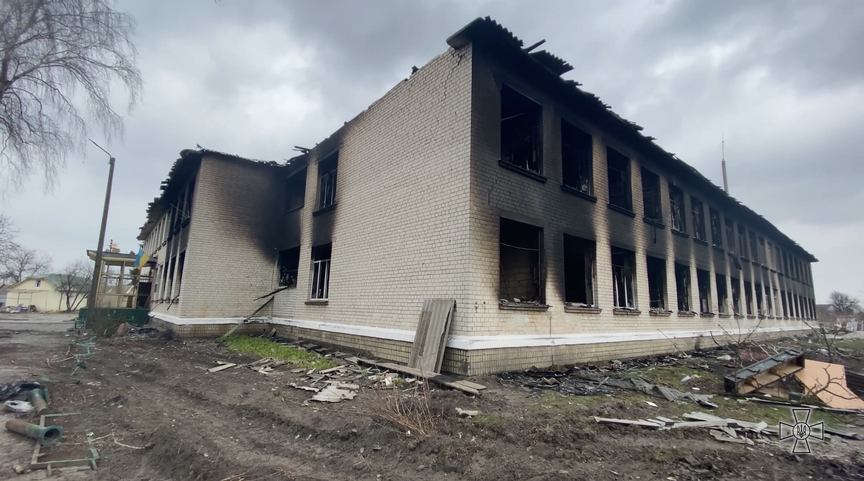Спалені школи, розтрощені магазини і автівки: у ЗСУ показали звільнені села Броварського району - 24 Канал Спалені школи, розтрощені магазини і автівки: у ЗСУ показали звільнені села Броварського району - 24 Канал