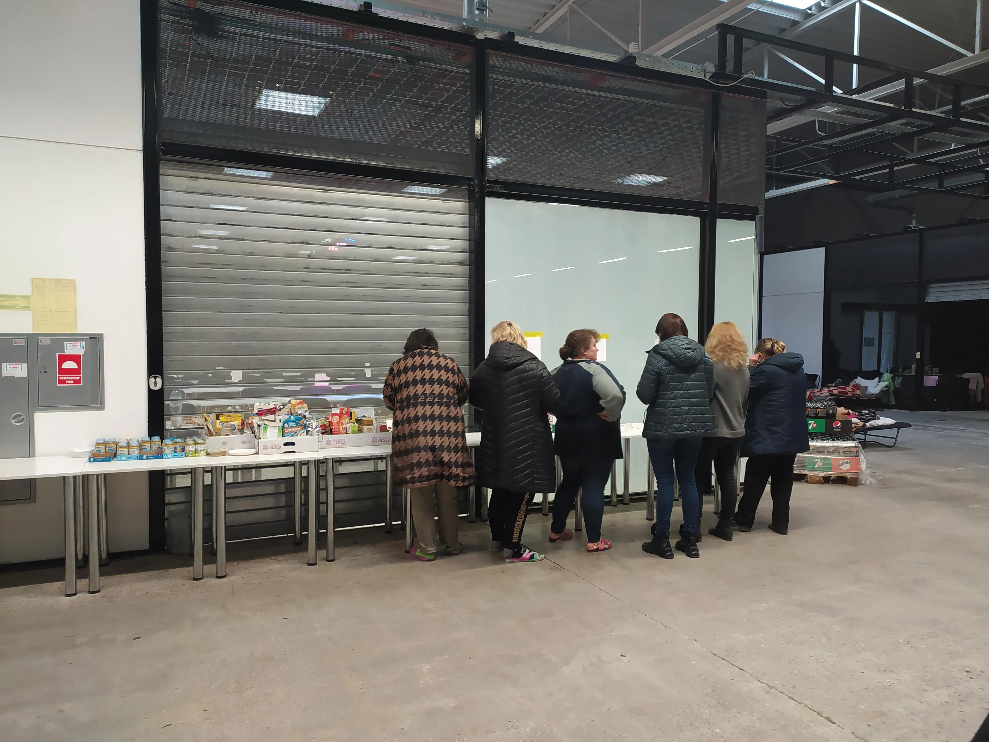 Українцям дають харчування та основні засоби гігієни Українцям дають харчування та основні засоби гігієни