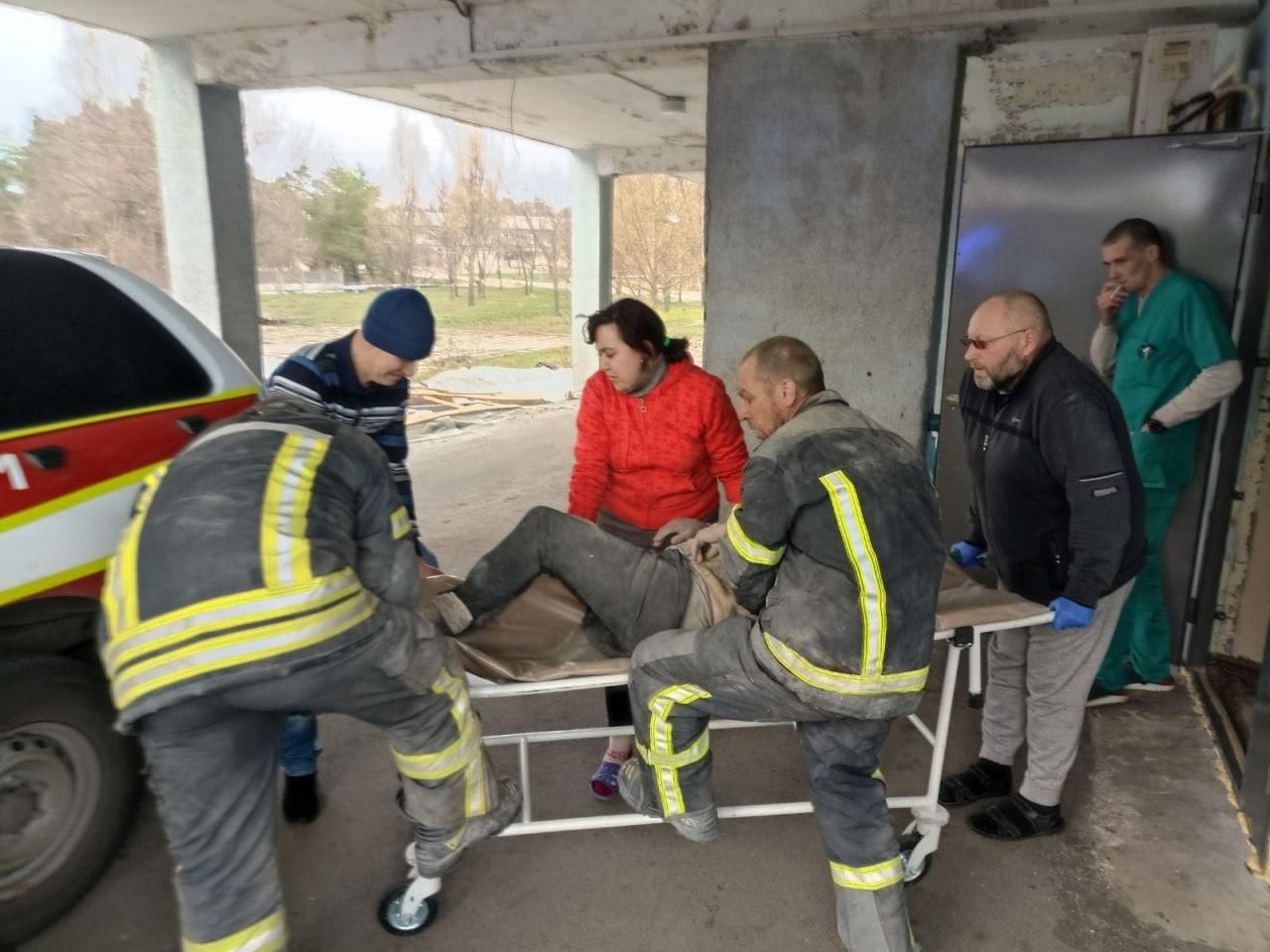 Окупанти продовжують нещадно гатити по Луганщині: є загиблий і постраждалі - 24 Канал