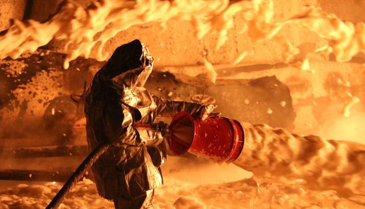 Пожар из-за ракетных ударов на Днепропетровщине тушили более 8 часов: ужасные фото