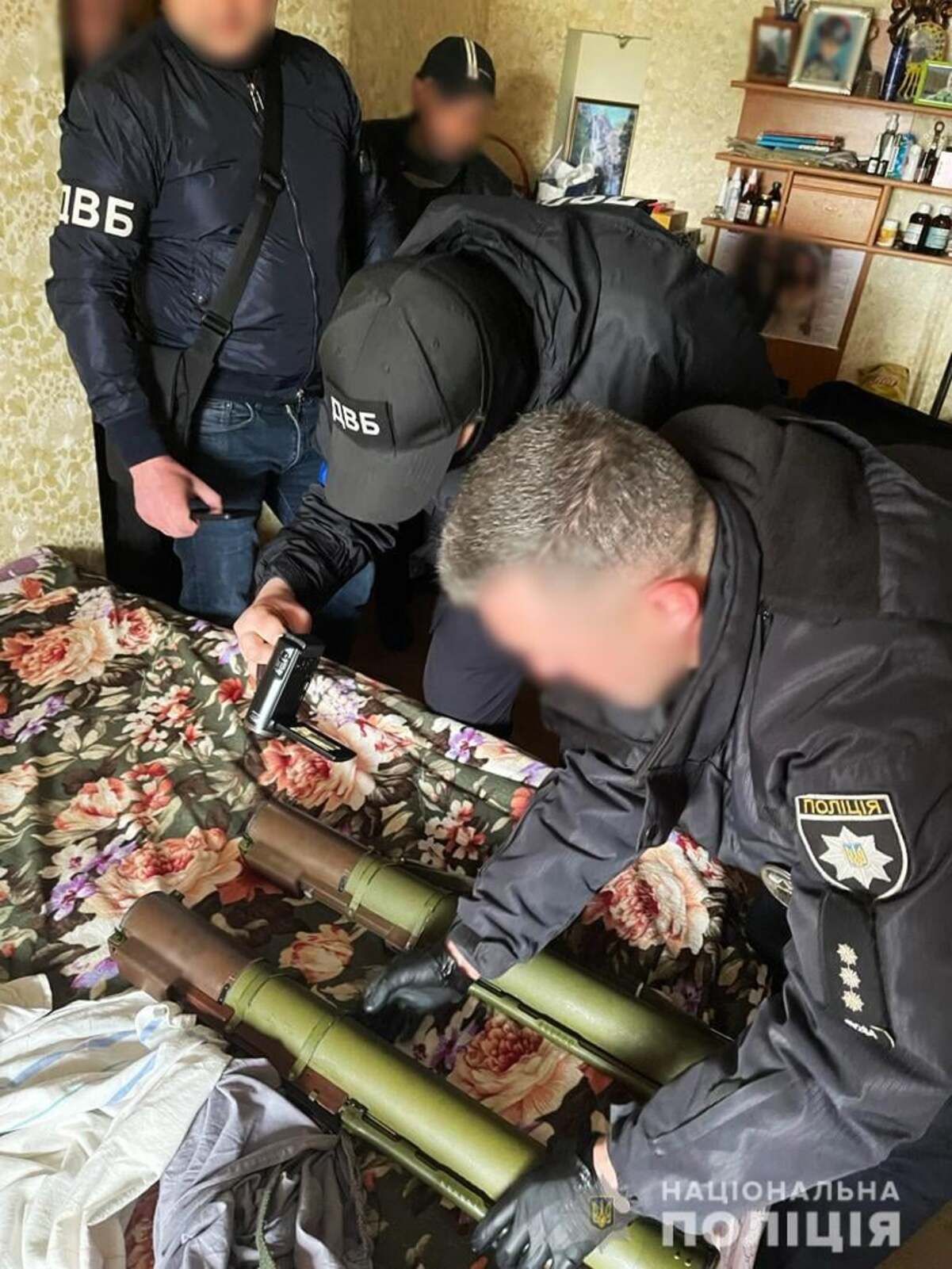 На Днепропетровщине депутат одного из сельсоветов под видом гумпомощи присвоил арсенал оружия На Днепропетровщине депутат одного из сельсоветов под видом гумпомощи присвоил арсенал оружия