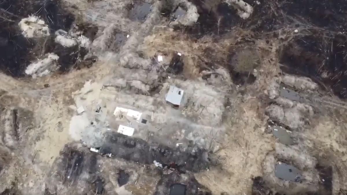 Оккупанты в Чернобыльской зоне нарыли окопов и капониров: видео из дрона