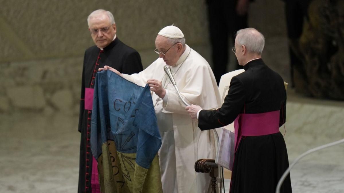 Папа Франциск засудив різанину в Бучі та підняв український прапор - 24 Канал Папа Франциск засудив різанину в Бучі та підняв український прапор - 24 Канал