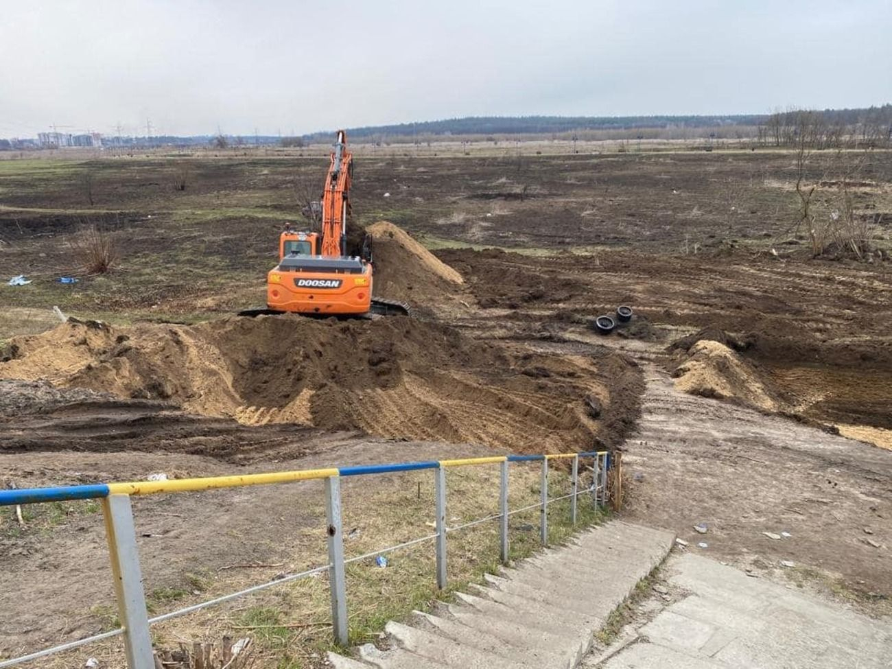 Через реку Ирпень строят переправу, а вскоре построят новый мост. - 24 Канал