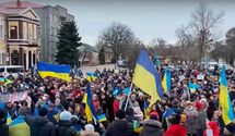 Росіяни відпустили українських активістів, яких викрали під час мітингу в Каховці