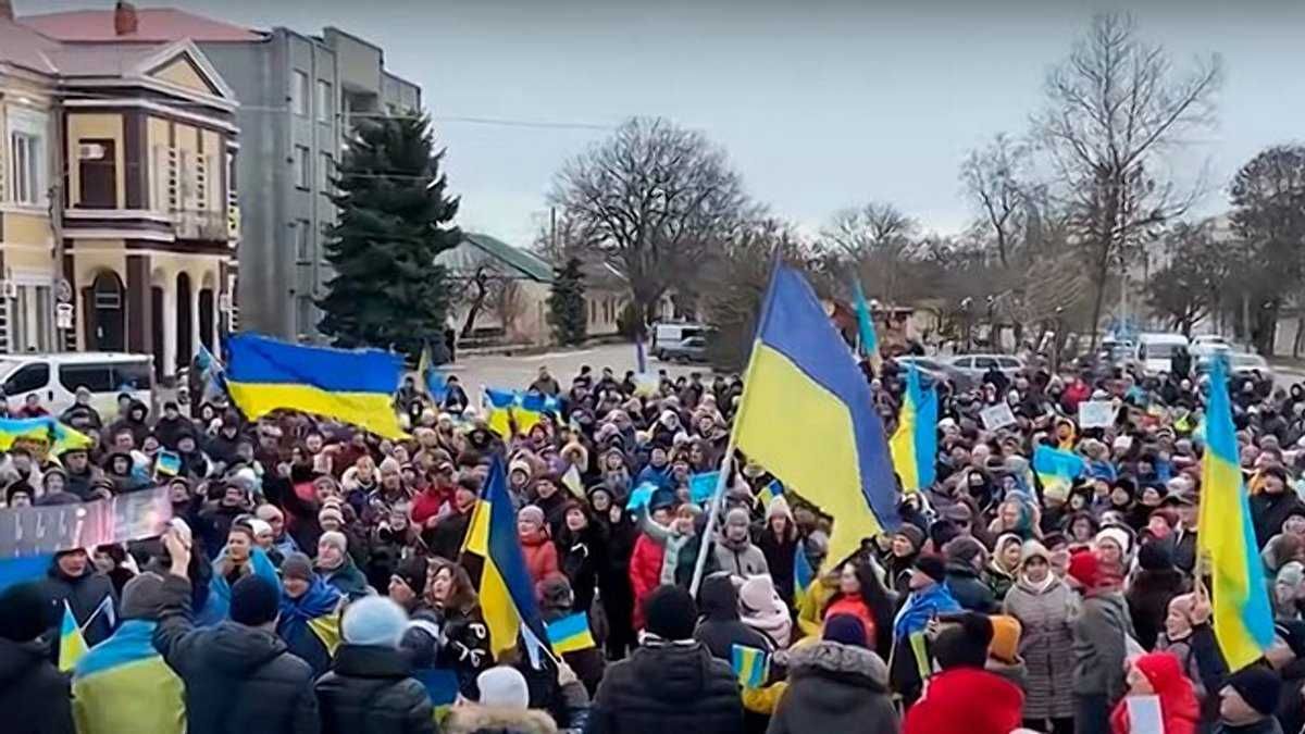 Россияне отпустили украинских активистов, похищенных во время митинга в Каховке - 24 Канал