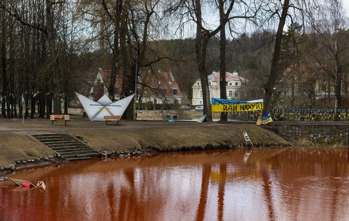 Возле российского посольства в Вильнюсе "залили кровью" пруд: эффектные фото перформанса - 24 Канал