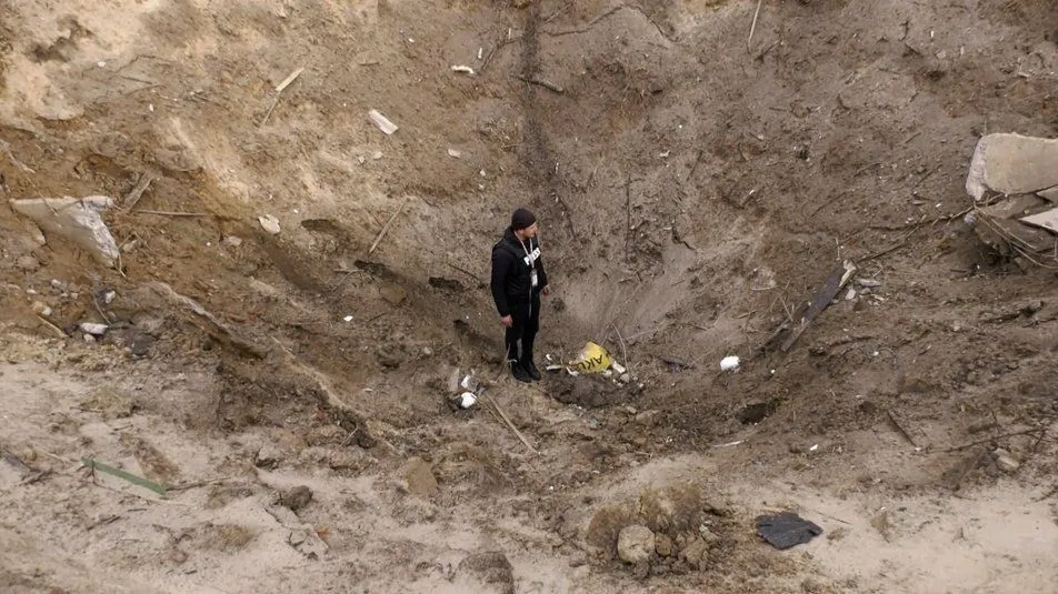 вирва від бомби у новоселівці чернігів вирва від бомби у новоселівці чернігів