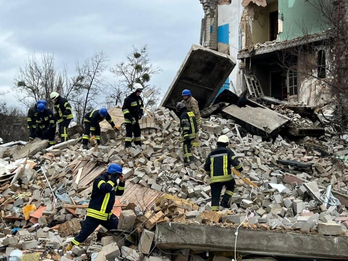 В Бородянке спасатели начали разбирать завалы: фото с места происшествия - 24 Канал В Бородянке спасатели начали разбирать завалы: фото с места происшествия - 24 Канал