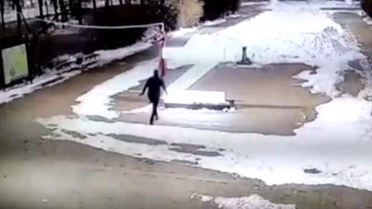 В Костроме мужчина сломал букву Z, которую установили на площади В Костроме мужчина сломал букву Z, которую установили на площади