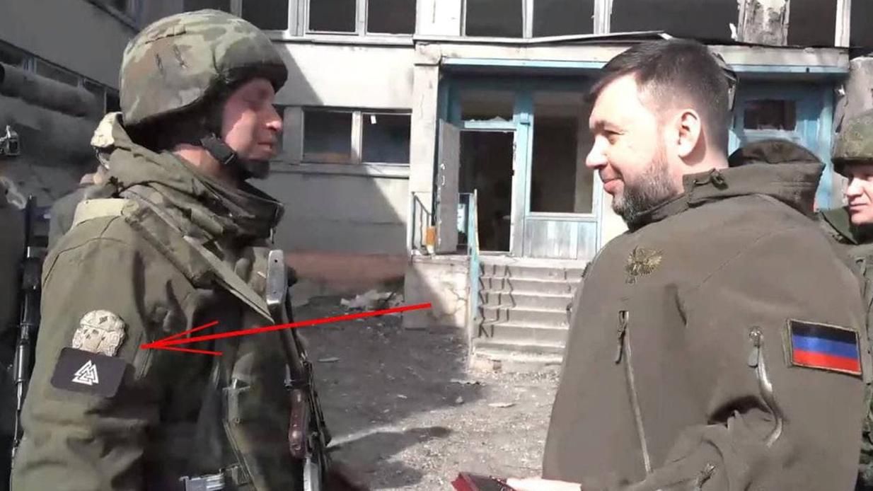 Окупант, який атакує Маріуполь, засвітив нацистські шеврони - 24 Канал Окупант, який атакує Маріуполь, засвітив нацистські шеврони - 24 Канал