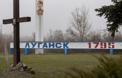 Мерзавцы пытаются все разрушить, обманывают людей – глава Луганской ОВА об эвакуации