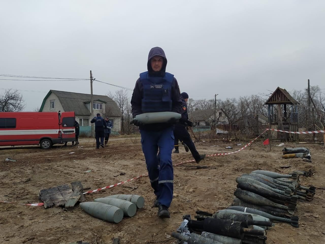 Щодня на звільненій Київщині рятувальники виявляють 4 – 5 тисяч вибухонебезпечних предметів - 24 Канал