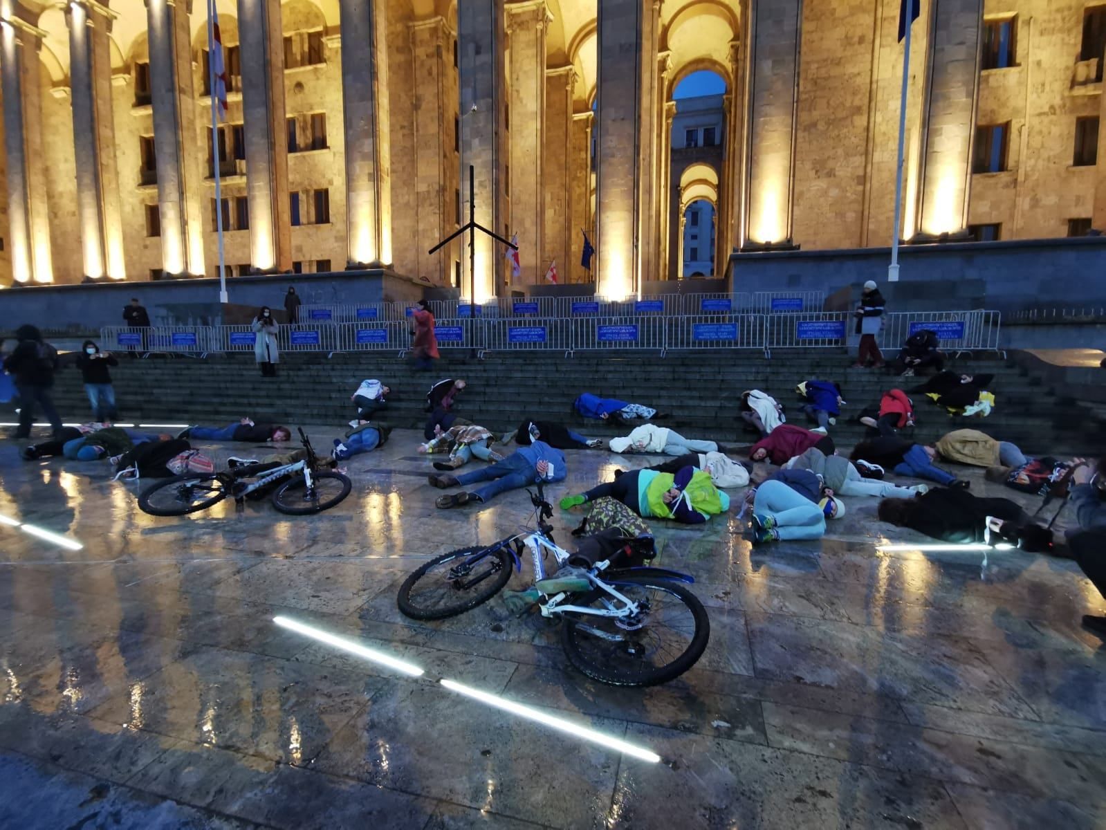 Под парламентом Грузии прошла акция, чтобы показать зверства россиян в Буче: красноречивые кадры Под парламентом Грузии прошла акция, чтобы показать зверства россиян в Буче: красноречивые кадры