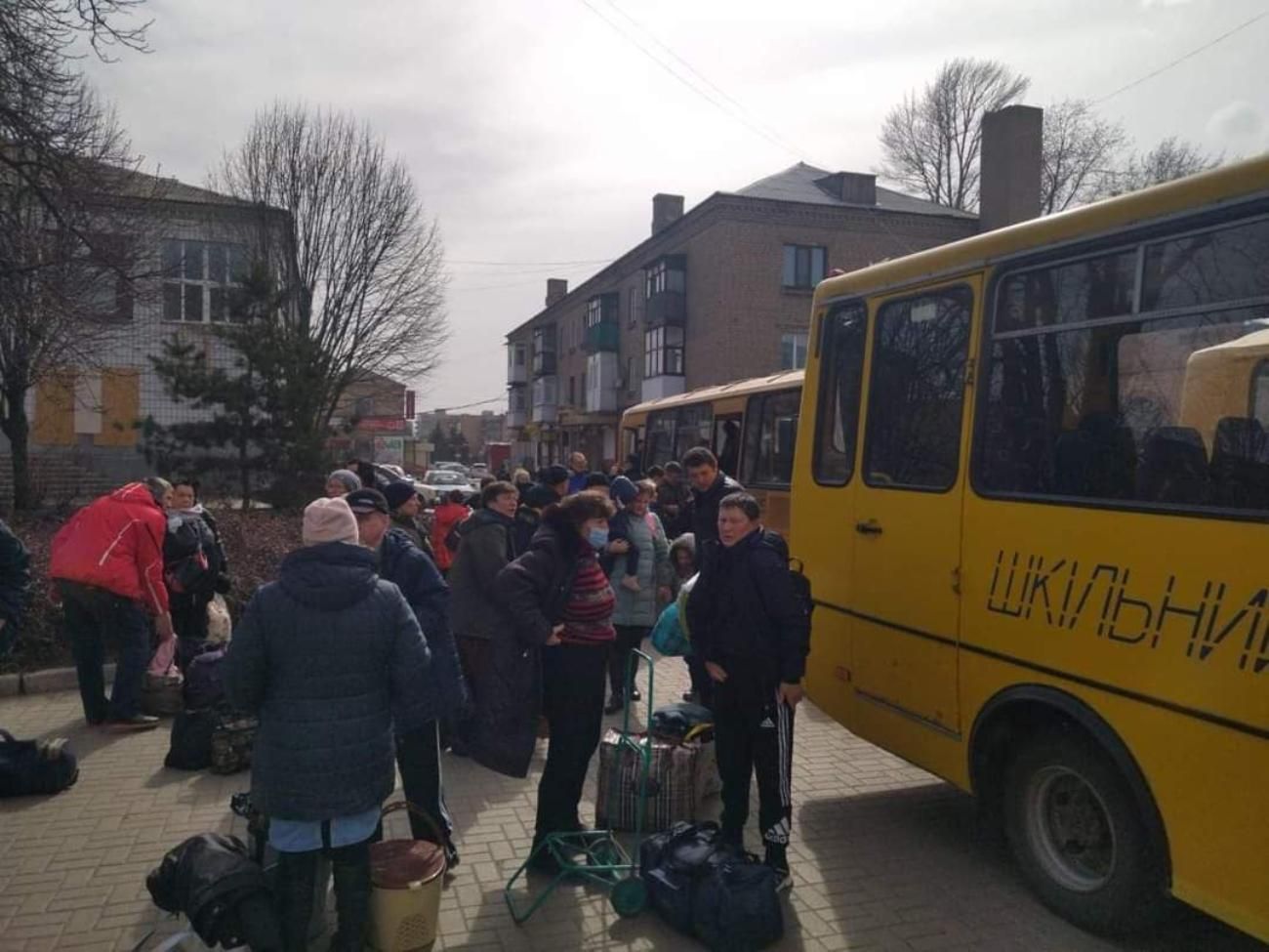 У Мангуші окупанти створили ще один фільтраційний табір для маріупольців, де шукають "нацистів" - 24 Канал