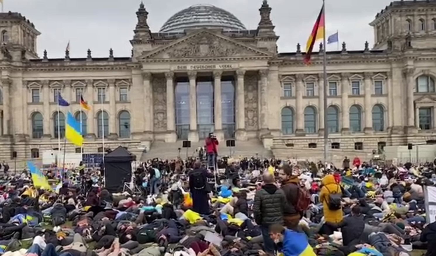 В Берлине люди вышли на митинг: требовали ввести эмбарго на российские газ, уголь и нефть В Берлине люди вышли на митинг: требовали ввести эмбарго на российские газ, уголь и нефть