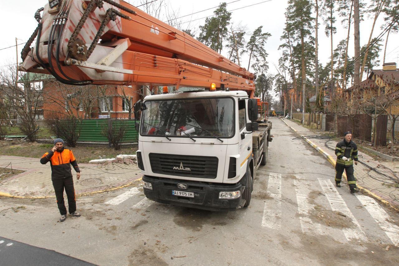 Разрушение Ирпеня: коммунальщики и волонтеры убрали уже 20% улиц