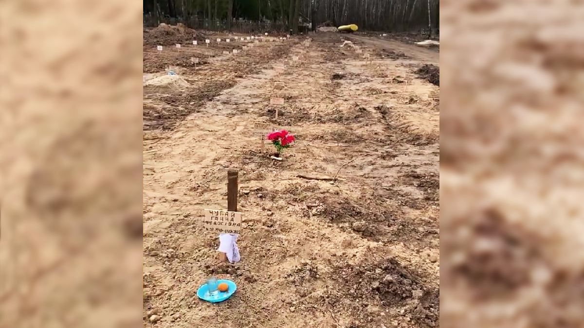 Ряд за рядом и маленькие таблички: в Чернигове похоронили жертв варварства россиян - 24 Канал Ряд за рядом и маленькие таблички: в Чернигове похоронили жертв варварства россиян - 24 Канал