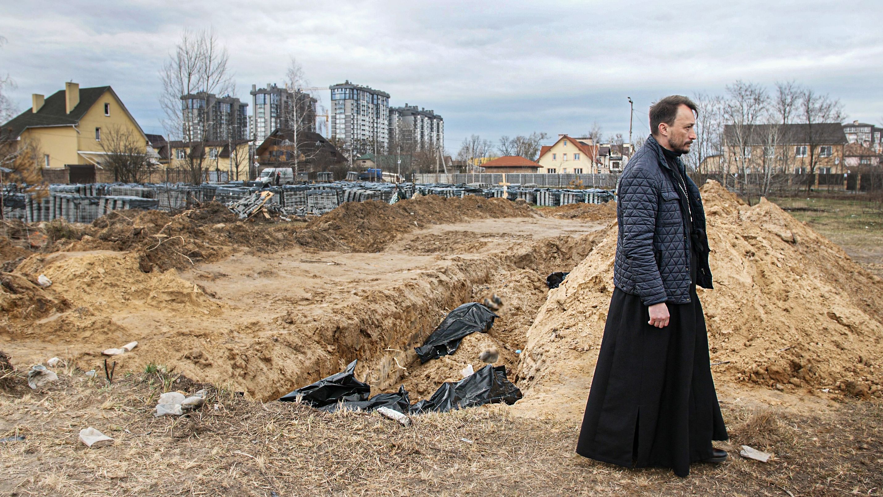 Братские могилы и ужасное разрушение: фоторепортаж из освобожденных Бучи, Гостомеля и Ирпеня 18+