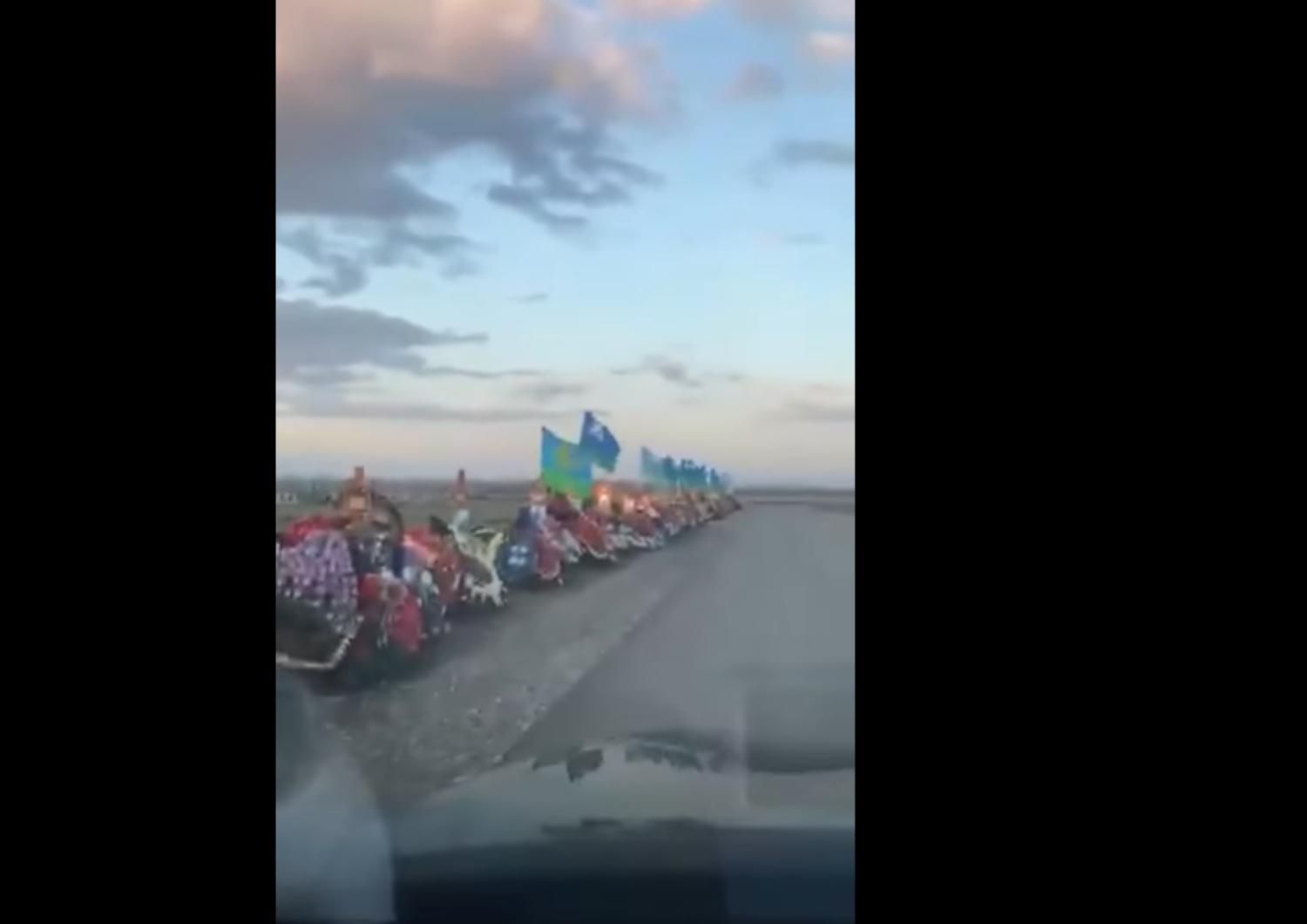 Под российским Ставрополем у кладбища заметили венки на целую роту солдат с флагами ВДВ Под российским Ставрополем у кладбища заметили венки на целую роту солдат с флагами ВДВ