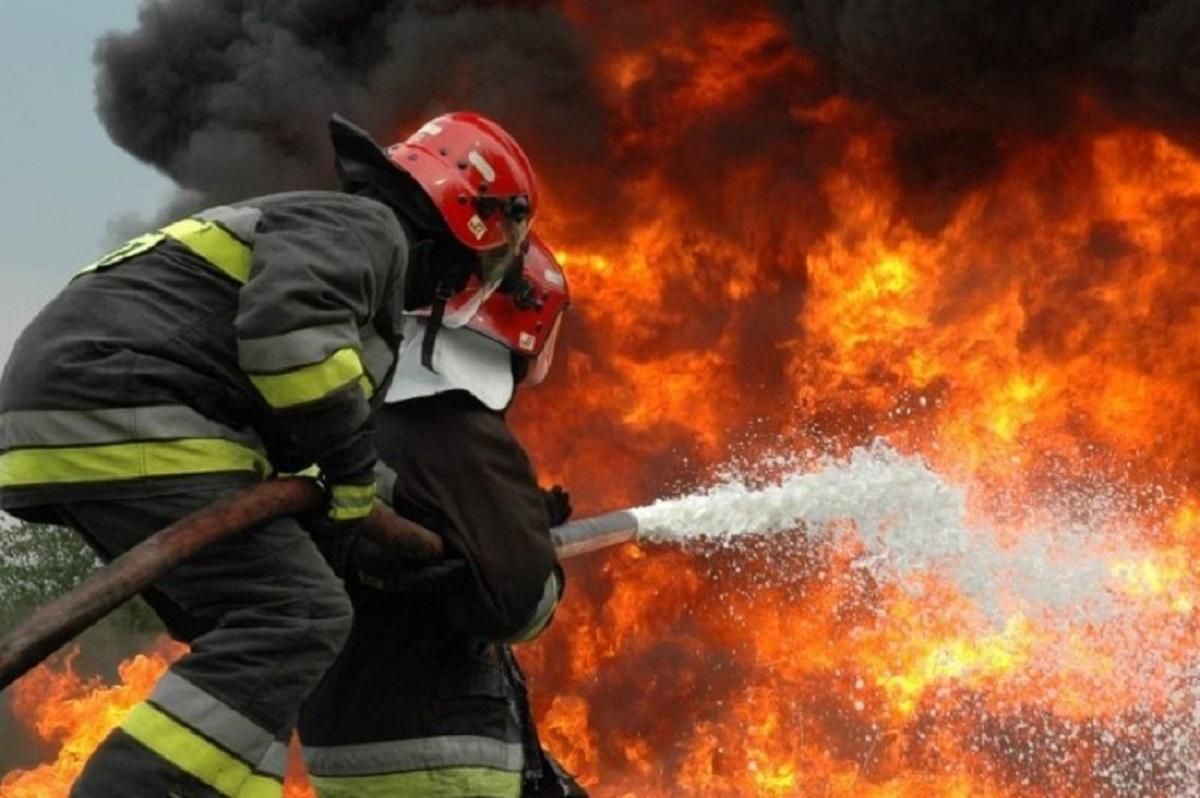 У Харкові спалахнула масштабна пожежа у житловій багатоповерхівці: горіло відразу кілька квартир