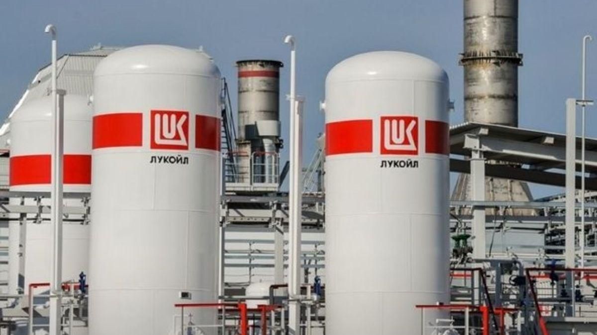 "Лукойл" останавливает свои заводы в России из-за избытка нефтепродуктов