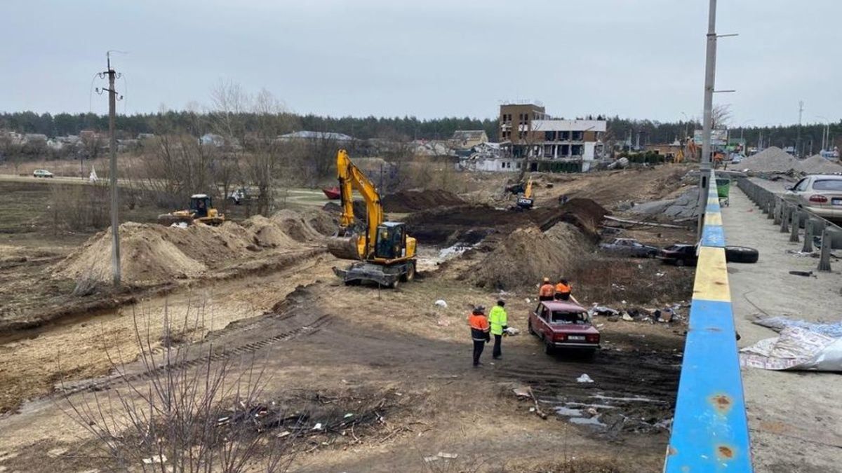 Тіла з могил у дворах Ірпеня ексгумують і перепоховають на цвинтарі, – мер Маркушин - 24 Канал Тіла з могил у дворах Ірпеня ексгумують і перепоховають на цвинтарі, – мер Маркушин - 24 Канал