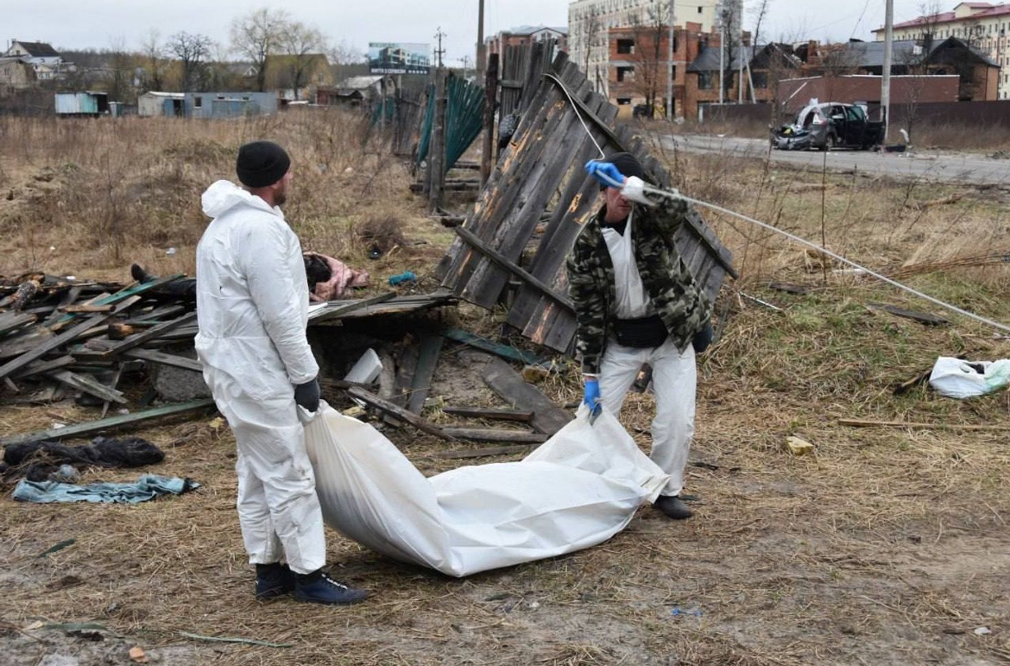 У Бучі – три місця масових поховань, куди людей скидали, як дрова: серед них дитячий табір - 24 Канал У Бучі – три місця масових поховань, куди людей скидали, як дрова: серед них дитячий табір - 24 Канал