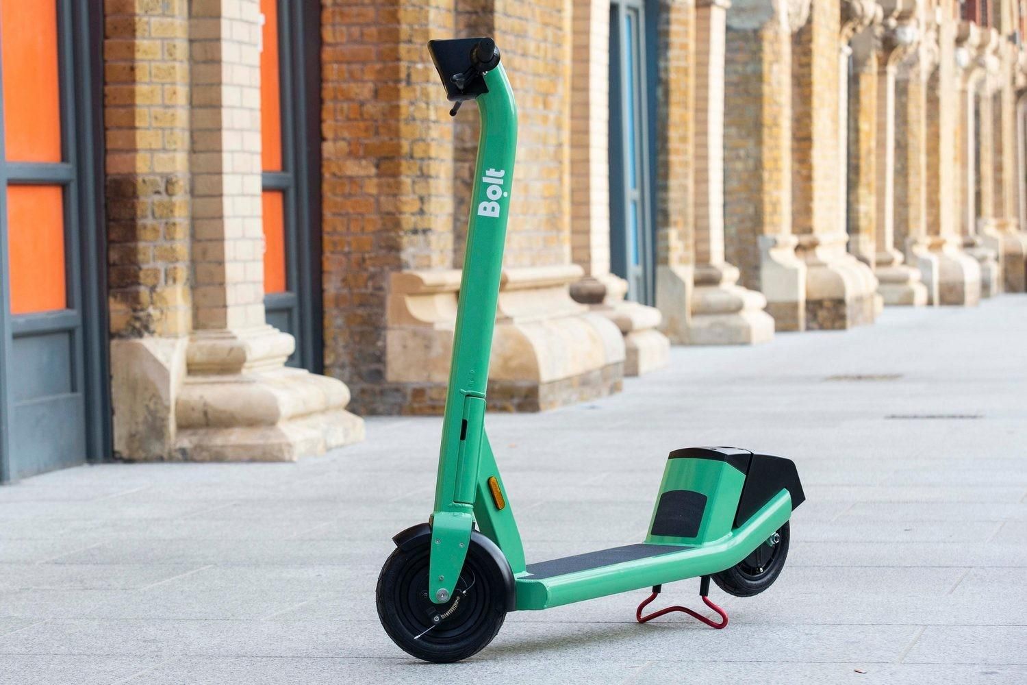 Bolt возвращает электросамокаты на улице Киева Bolt возвращает электросамокаты на улице Киева