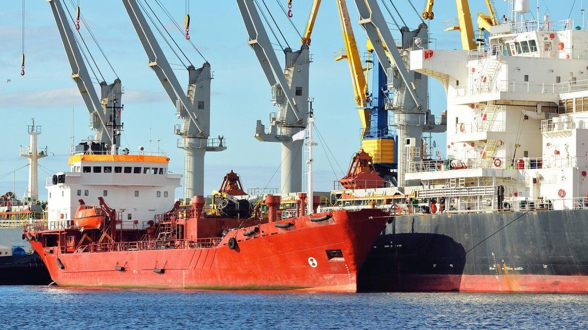 Fu*k you Putin: іспанське судно відмовилось дозаправляти російський танкер через війну в Україні - 24 Канал