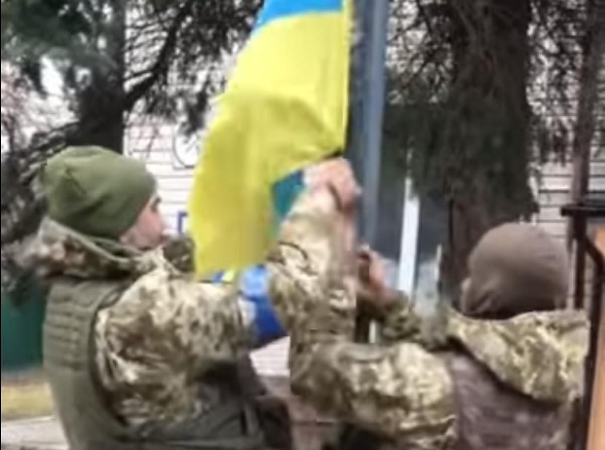 Пограничники подняли флаг в самой северной точке Украины: яркое видео
