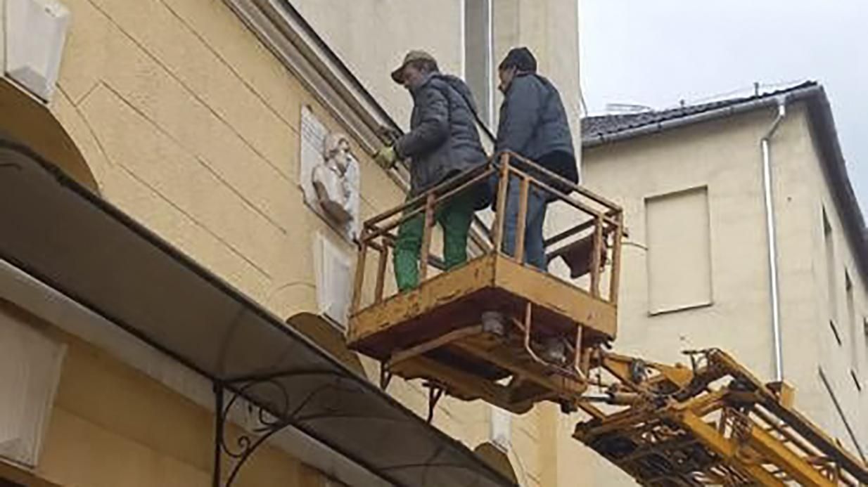 На Закарпатье в рамках дерусификации демонтировали бюст Пушкину На Закарпатье в рамках дерусификации демонтировали бюст Пушкину