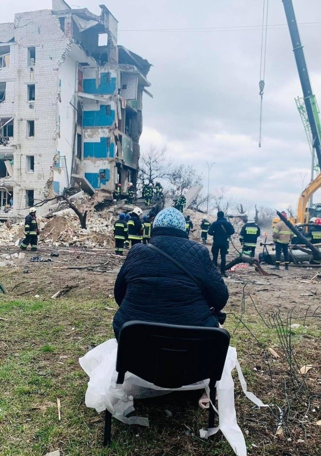 Жінка в Бородянці третю добу чекає, коли її родину дістануть з-під завалів: моторошне фото - 24 Канал